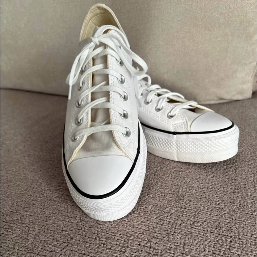 Chuck Taylor All Star Platform Canvas White Sneakers. Excellent Condition